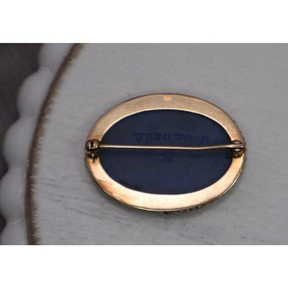 10k Yellow Gold Wedgwood Brooch 4.08G / 0.8in - Picture 2 of 5